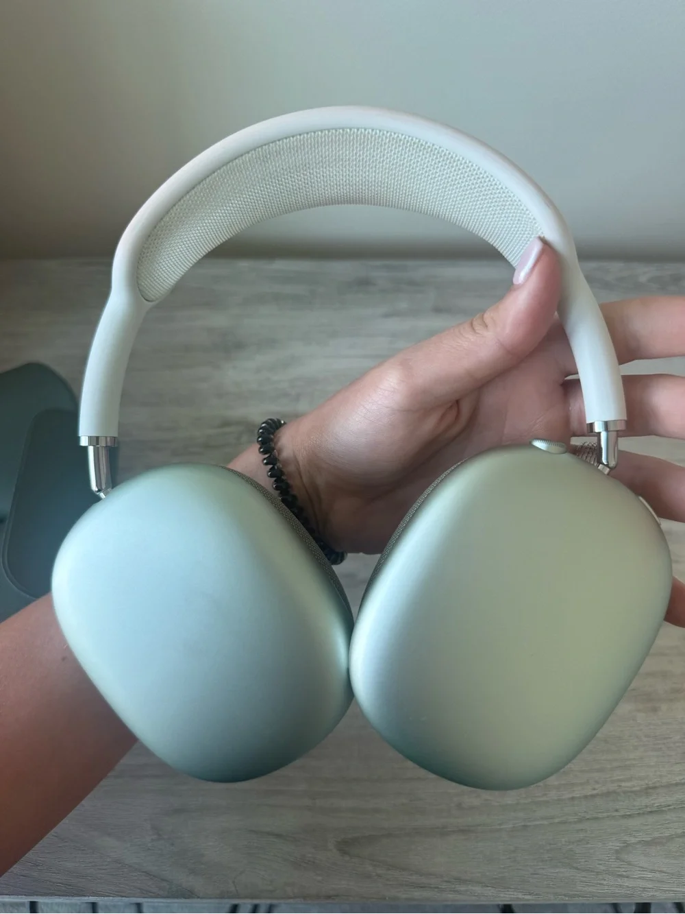 Apple airpod max’s first generation in Light Sage